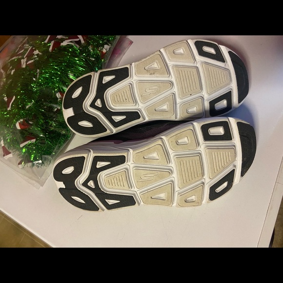 One pair of women’s sketchers go run size 10. - Picture 3 of 5